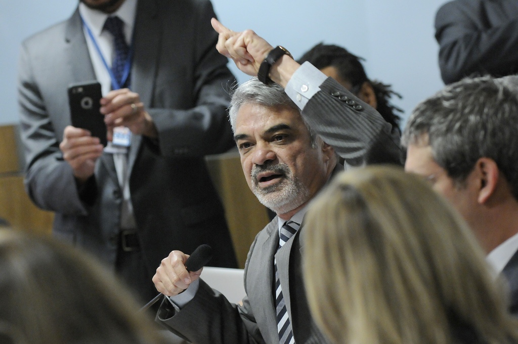 Líder do PT acusa presidente interino de querer atropela rito para prejudicar Dilma